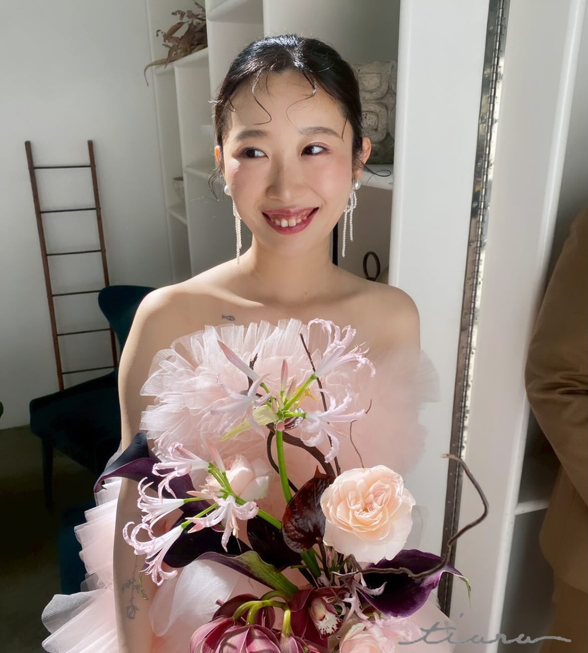 ピンクのブーケを持つ花嫁