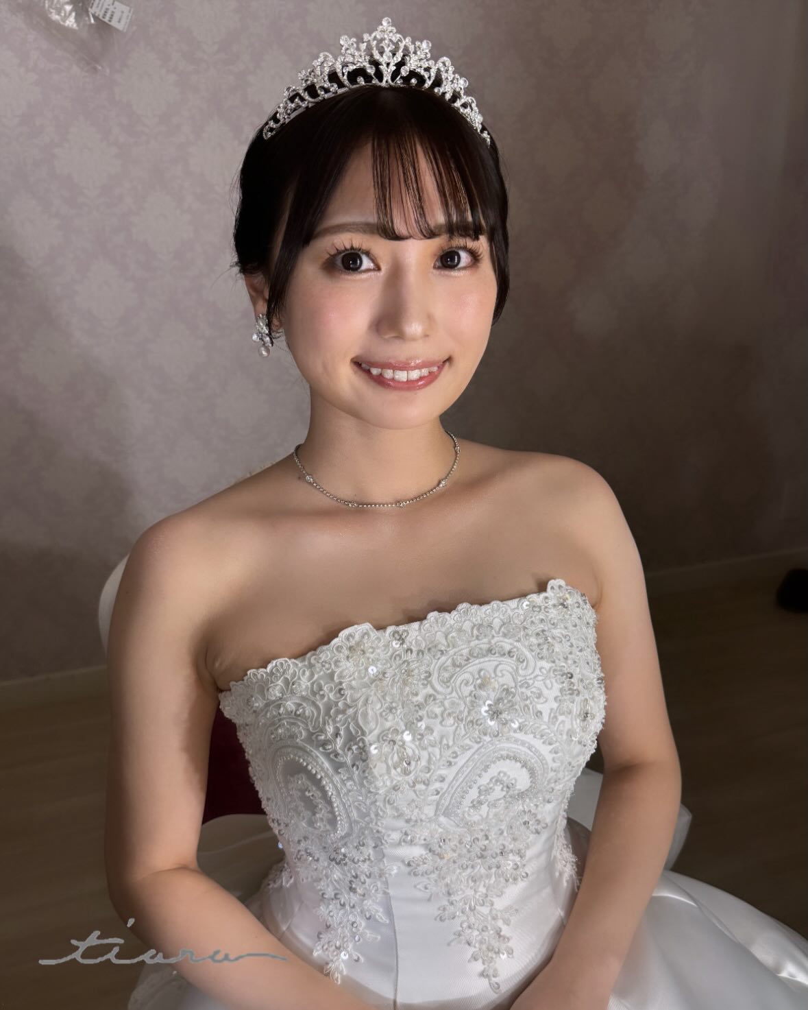 ティアラを合わせた花嫁のメイク