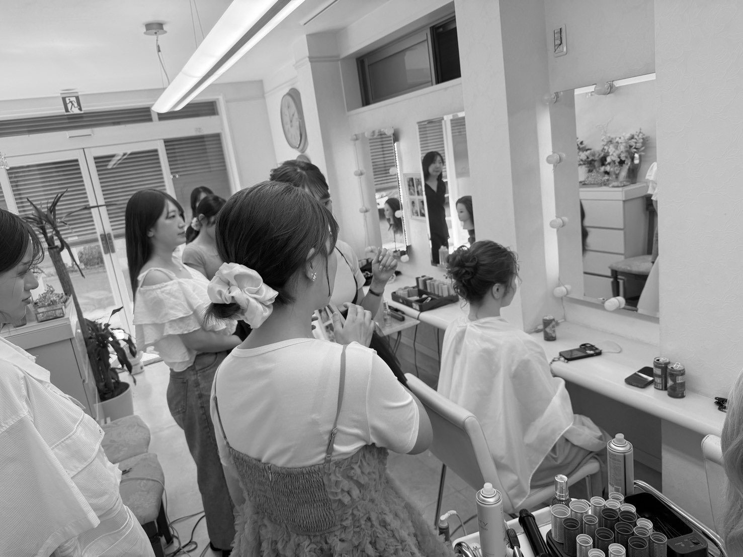 スタッフがヘアセットの実技を確認する様子