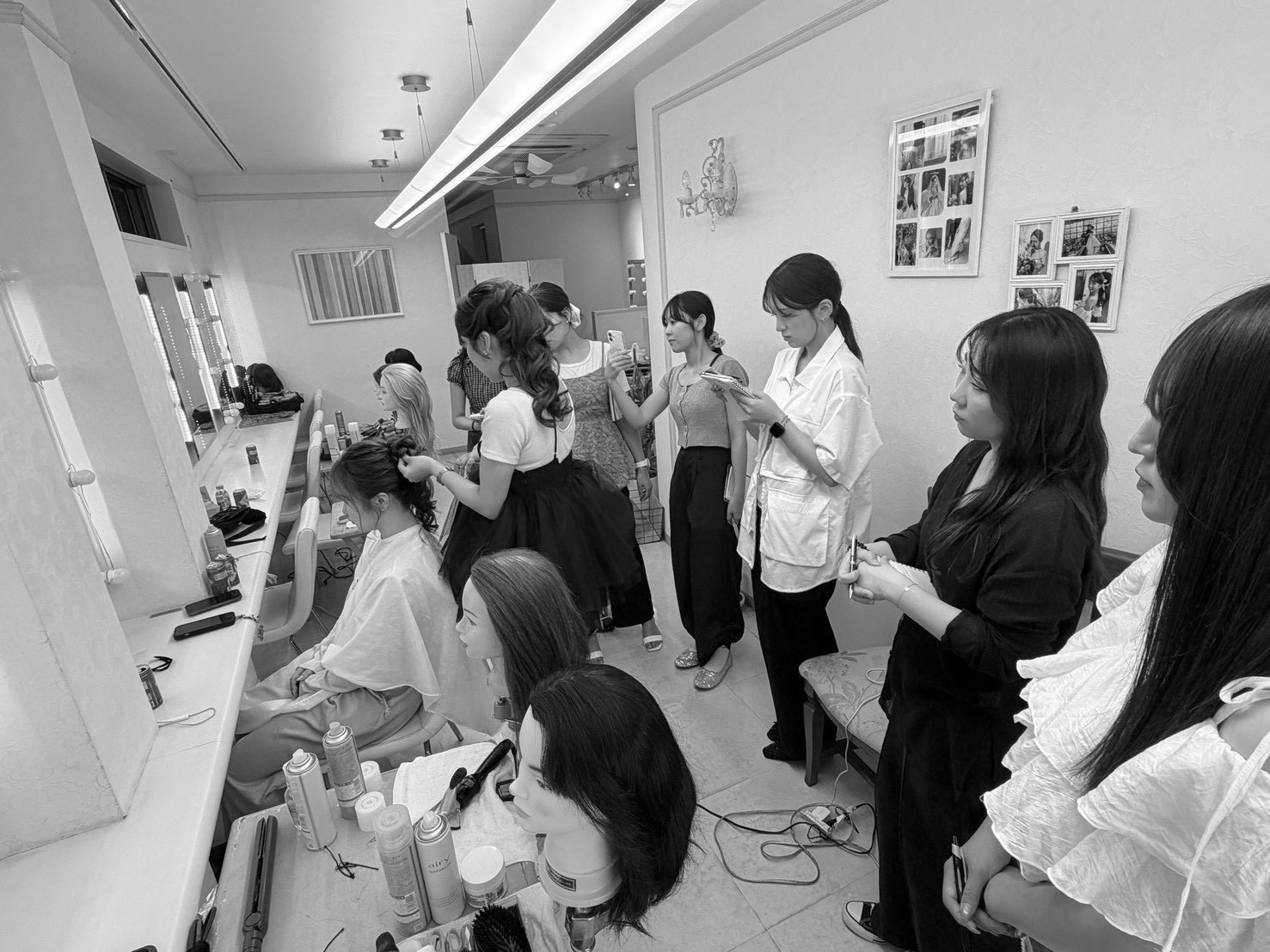ヘアセットの技術を学ぶ社内講習の様子
